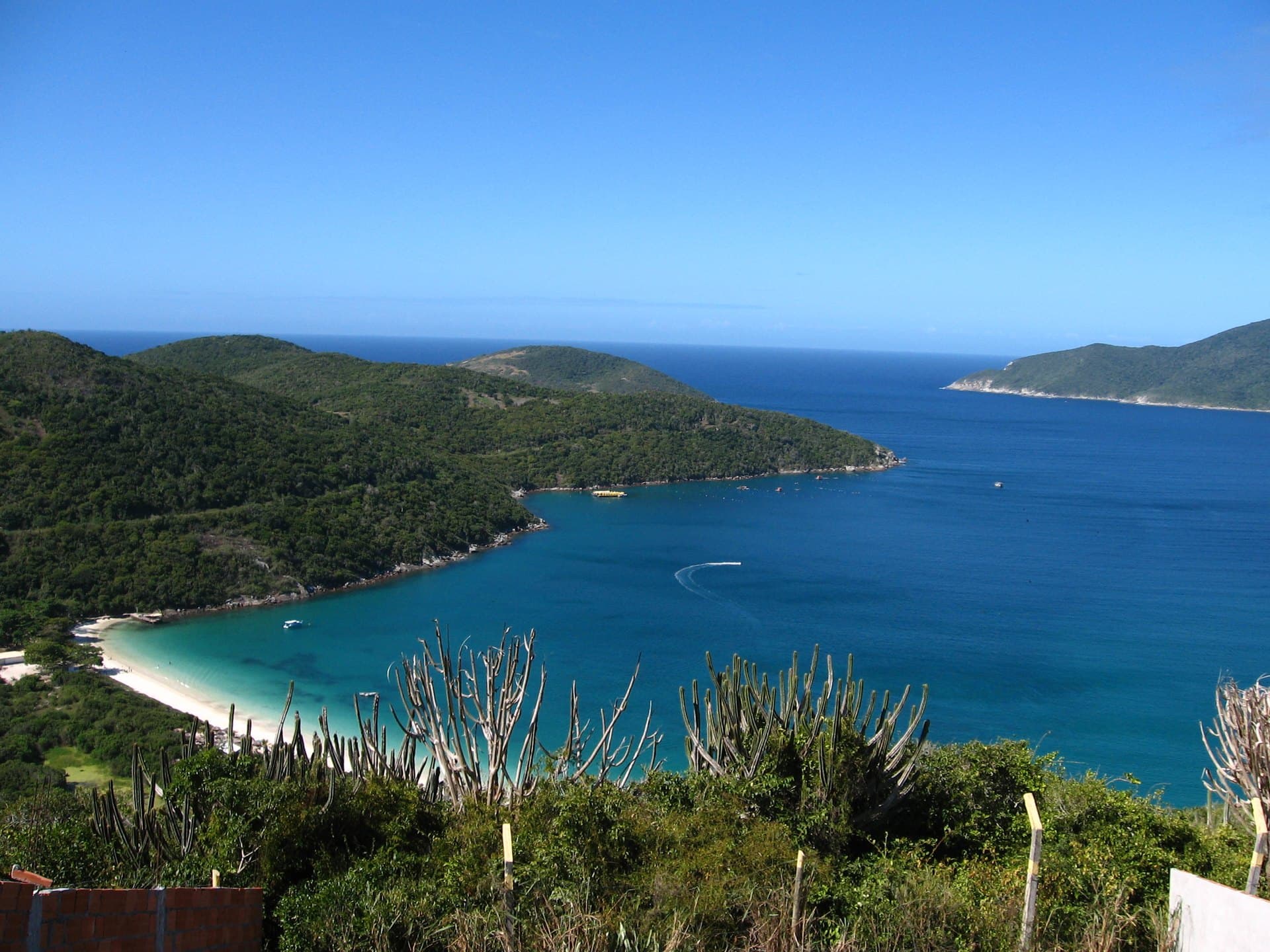 Região dos Lagos - Vista aérea espetacular de Arraial do Cabo